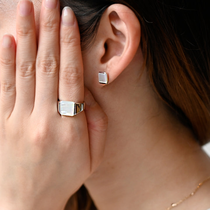 Talat  Than-sa-mǎi  マザーオブパール シグネットピアス【SV925】25ss