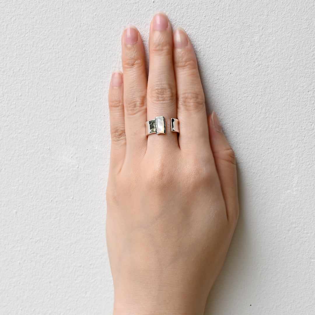 Talat  Than-sa-mǎi  マザーオブパール カフリング【SV925】25ss