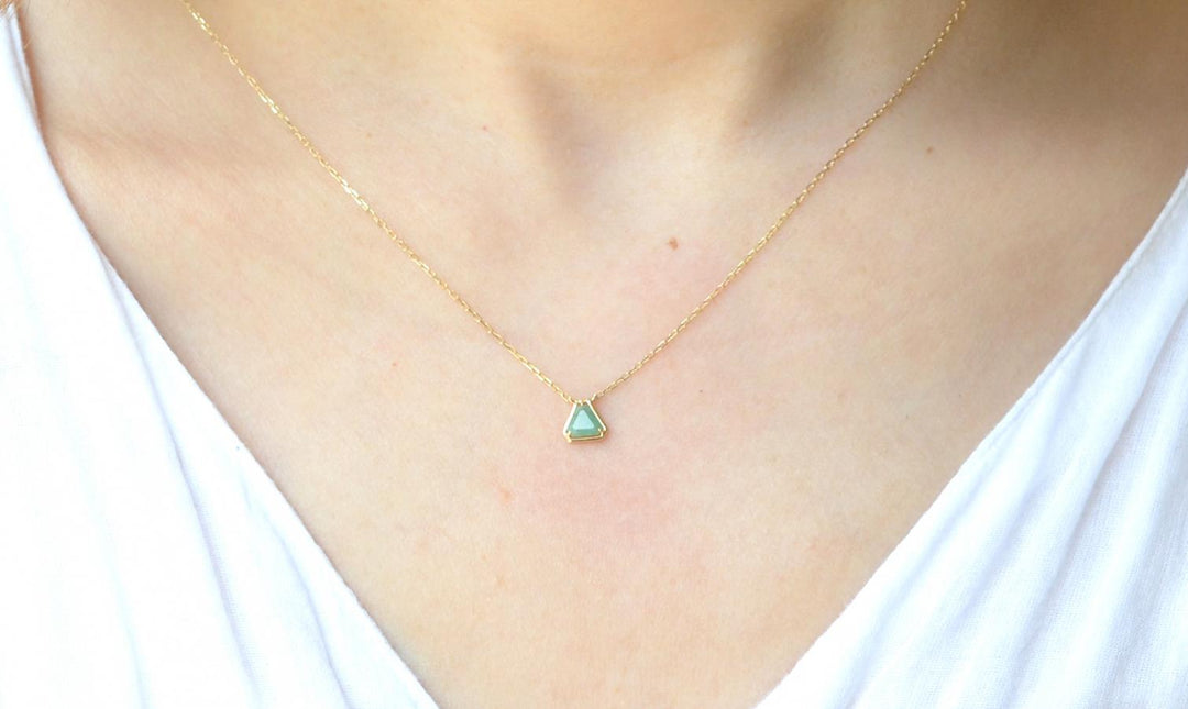 【各種クーポン・ポイントのご利用不可】ファンシーカット 5月 エメラルドネックレス【K10YG】