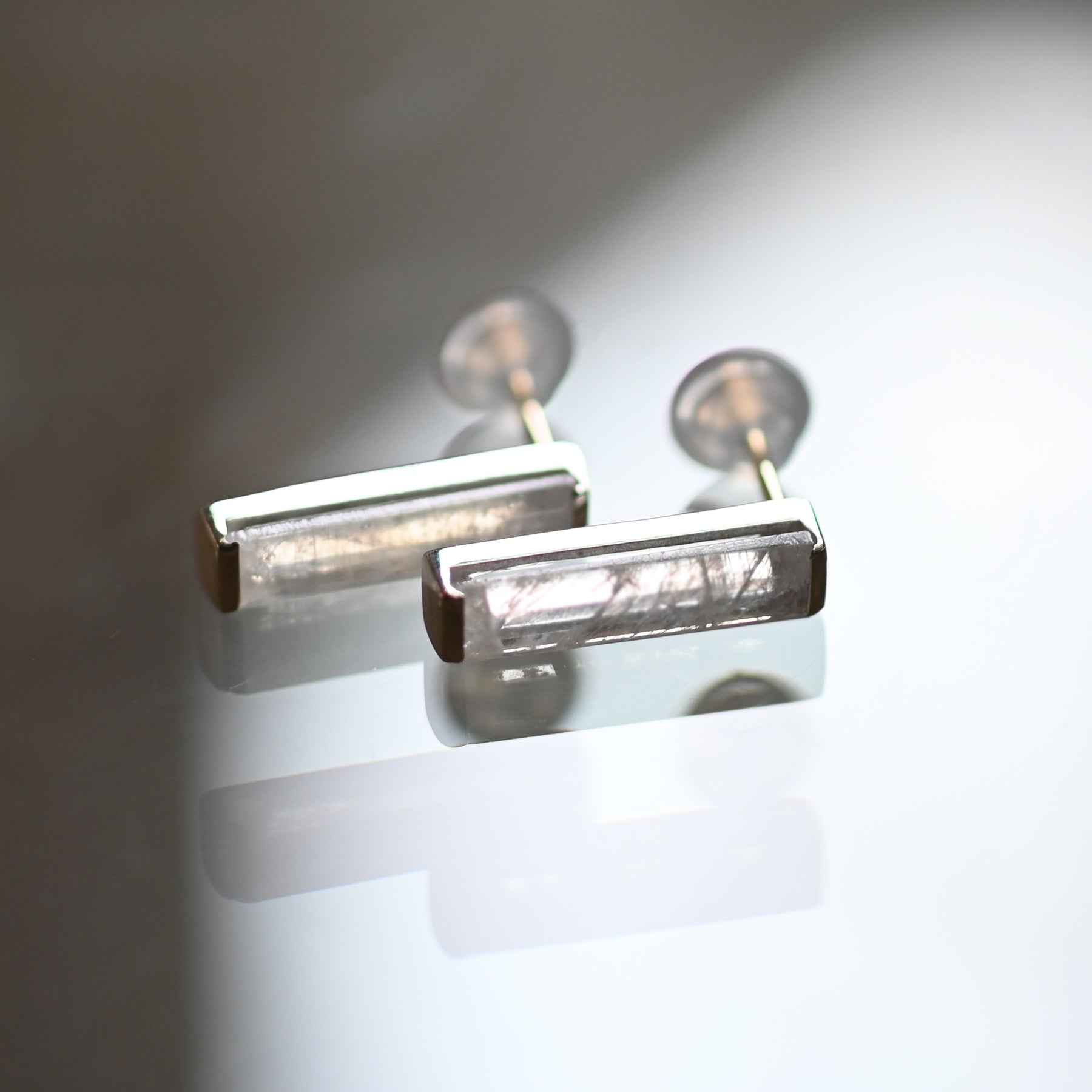Talat Than-sa-mǎi レインボームーンストーン ピラー ピアス【SV925