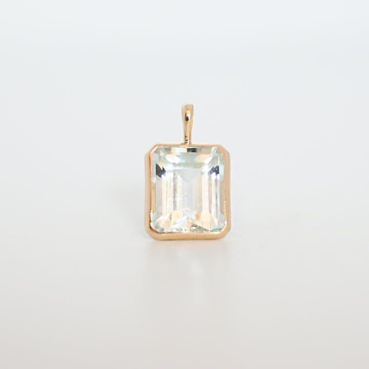 【1点物】アクアマリン ペンダントトップ　エメラルドカット【K10YG】26ss