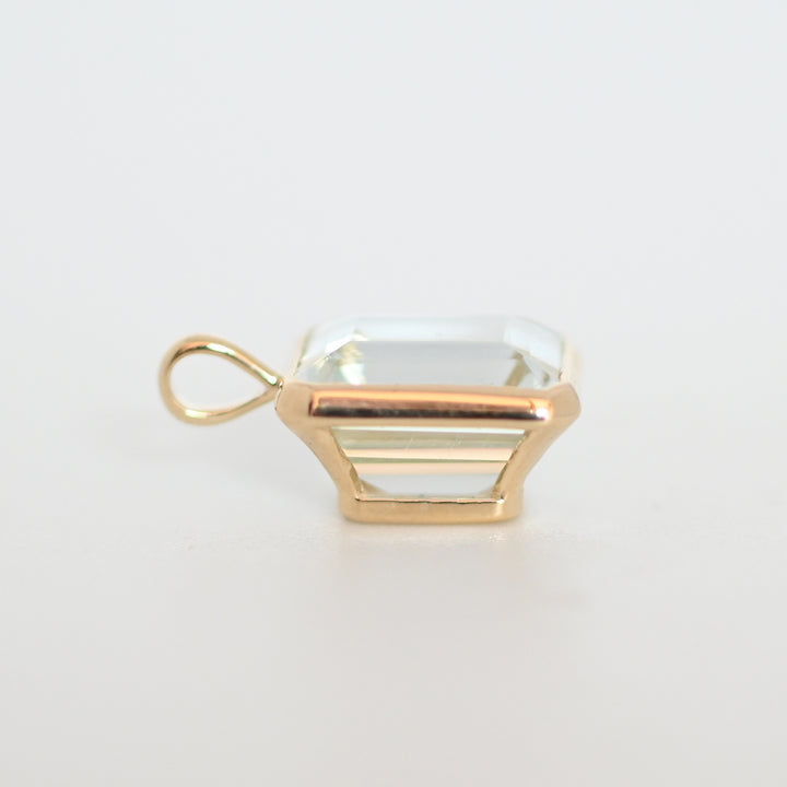 【1点物】アクアマリン ペンダントトップ　エメラルドカット【K10YG】26ss