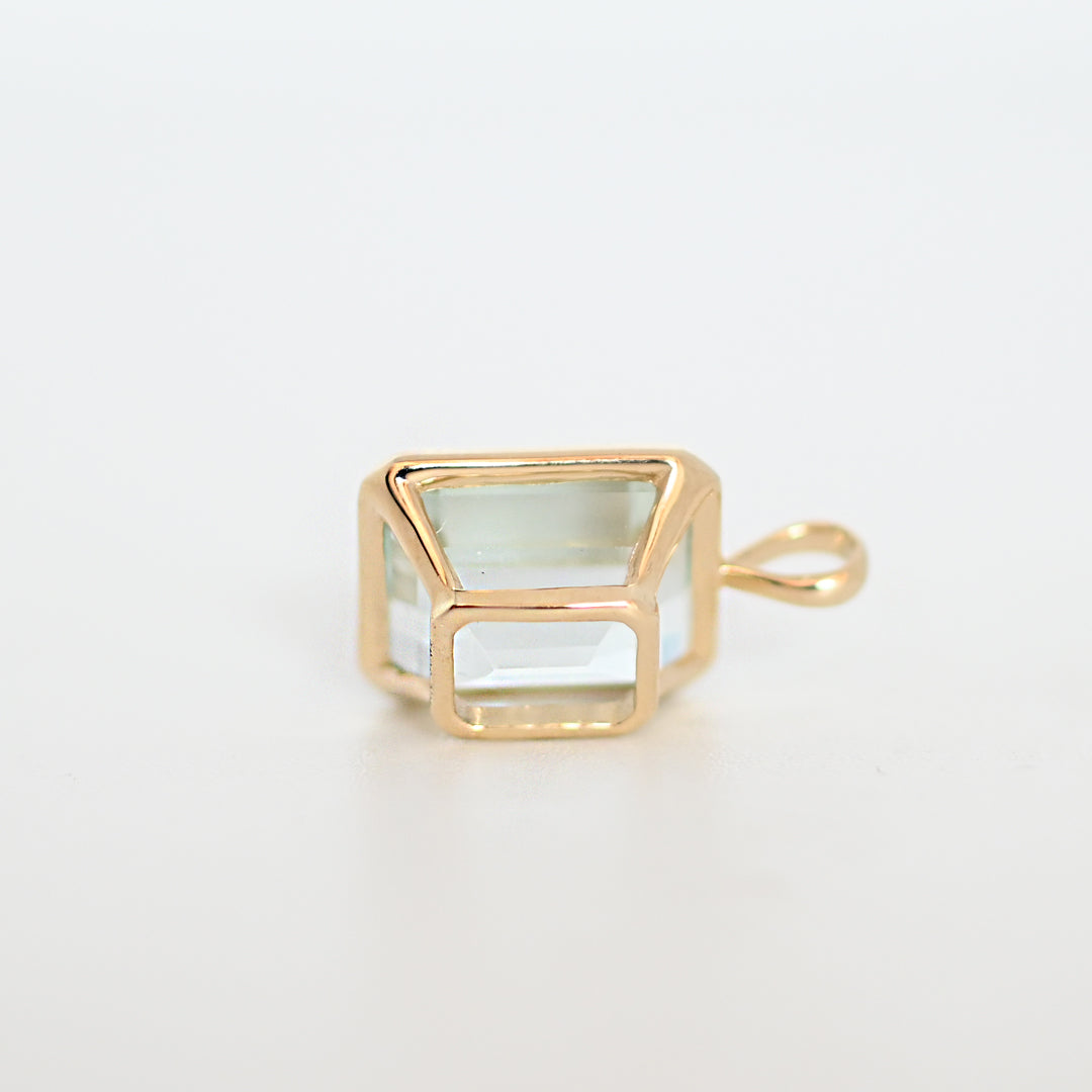 【1点物】アクアマリン ペンダントトップ　エメラルドカット【K10YG】26ss