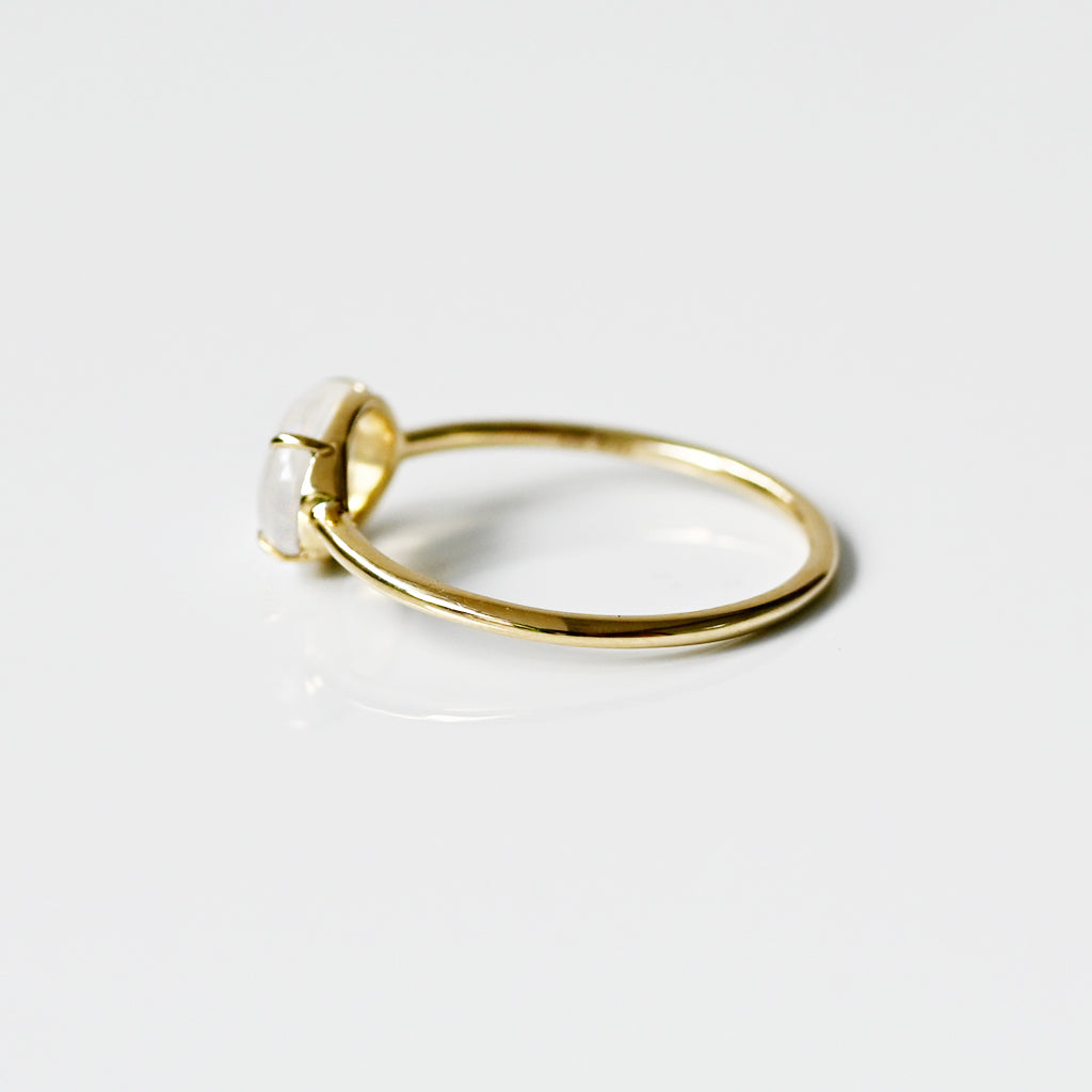 【各種クーポン・ポイントのご利用不可】ファンシーカット6月 レインボームーンストーンリング【K10YG】