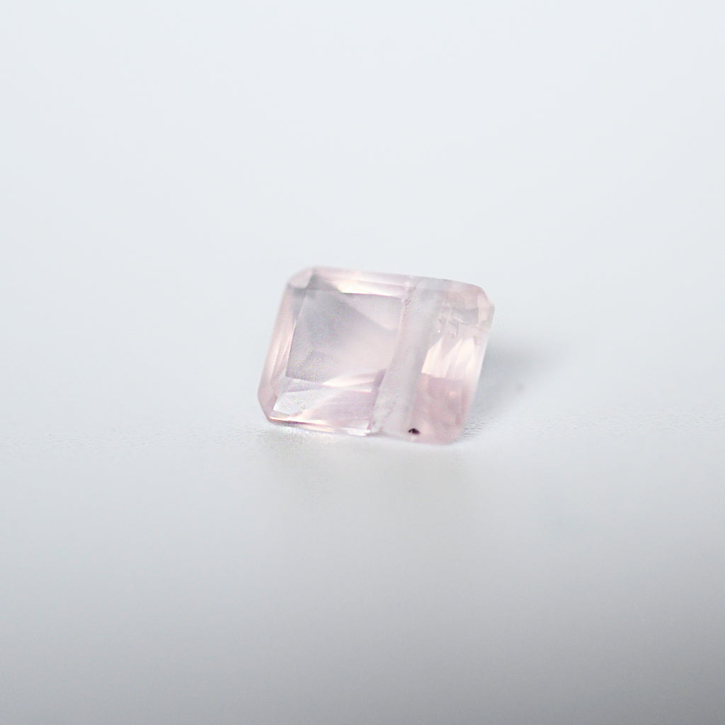 ローズクォーツ ダイヤモンド カット 台座付き 4.18カラットの天然