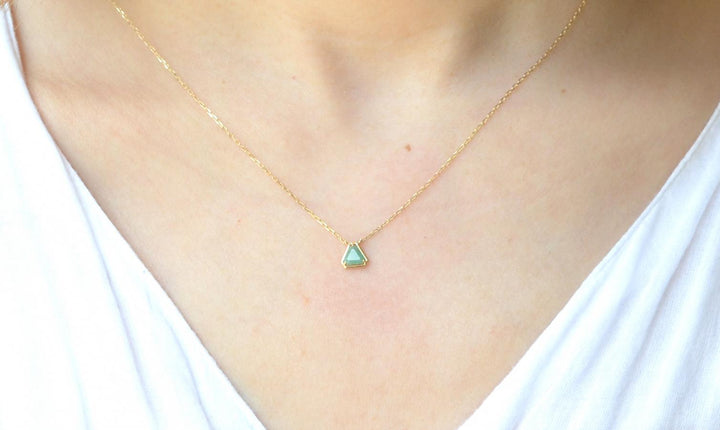 【各種クーポン・ポイントのご利用不可】ファンシーカット 5月 エメラルドネックレス【K10YG】